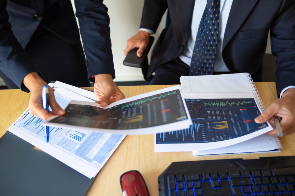 investor and trader discussing statistic data